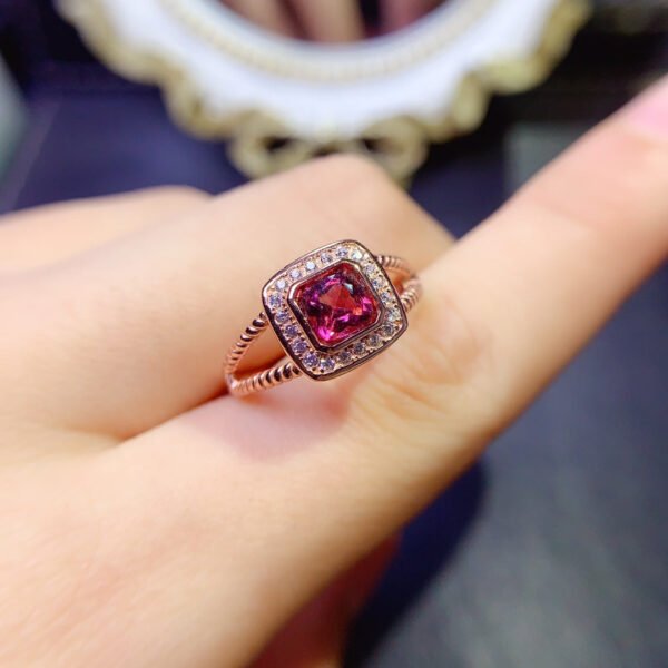 wsxc1698248579589_0 The pure natural magnesium aluminum garnet ring is shipped with a main stone size of 5mm,2510110246