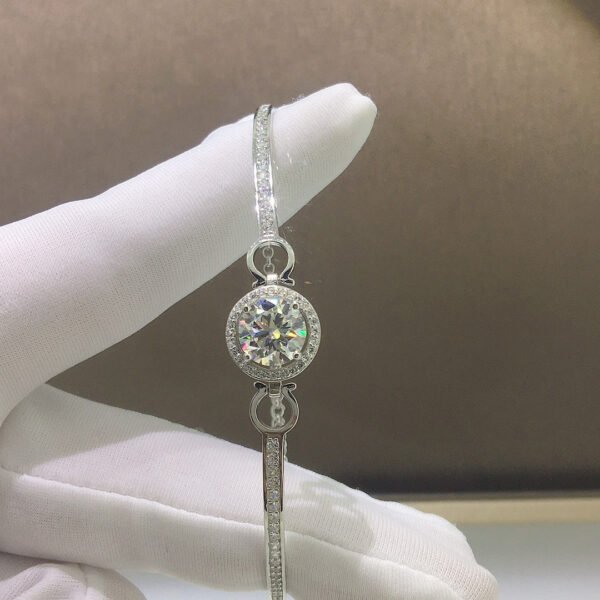 wsxc1698505415923_0 Classic Mosan diamond bracelet with a main stone of 2 carats and a circle of 8mm.2810150159