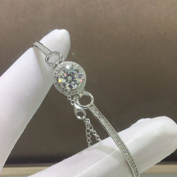 wsxc1698505415923_1 Classic Mosan diamond bracelet with a main stone of 2 carats and a circle of 8mm.2810150159