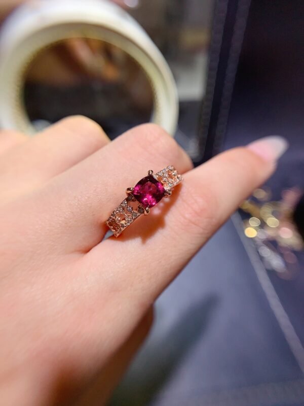 wsxc1699479330066_0 Pure natural magnesium aluminum garnet ring, with a main stone size of 6mm square0811130295