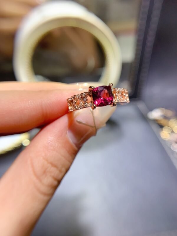 wsxc1699479330066_2 Pure natural magnesium aluminum garnet ring, with a main stone size of 6mm square0811130295