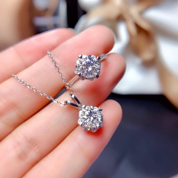 Classic Mosan Diamond Set, Main Stone 1 Carat, Round 6.5mm1114199255