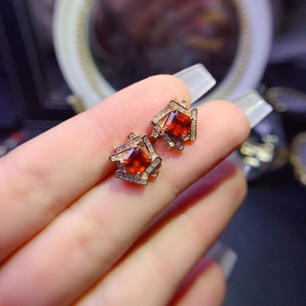 wsxc1700248706272_0 Pure natural Fenda garnet earrings, with a main stone size of 5mm.1117130599