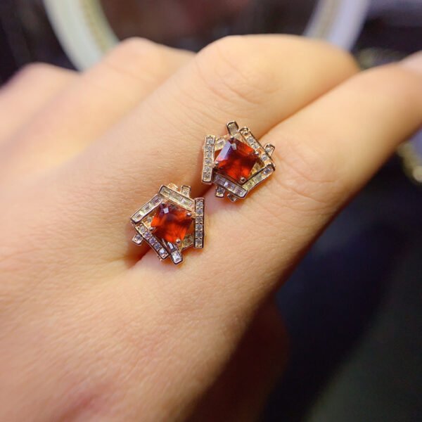 wsxc1700248706272_3 Pure natural Fenda garnet earrings, with a main stone size of 5mm.1117130599