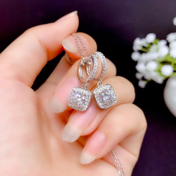 Classic Mosang Diamond Earrings, with a main stone of 50 points per piece and a circle of 5mm1118120433