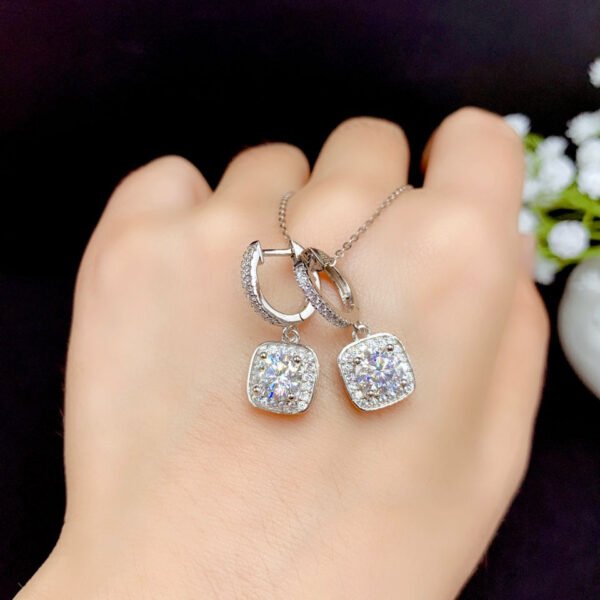 Classic Mosang Diamond Earrings, with a main stone of 50 points per piece and a circle of 5mm1118120433